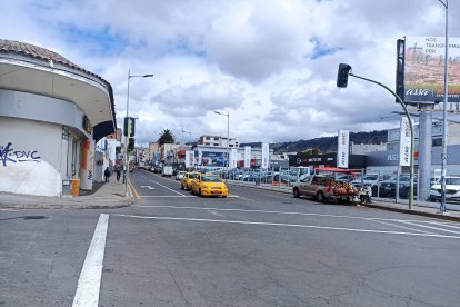 Los ocupantes del vehículo con placas del municipio de Pujilí  retiraron el dinero en el centro de Ambato,avenida Cevallos y Unidad Nacional.