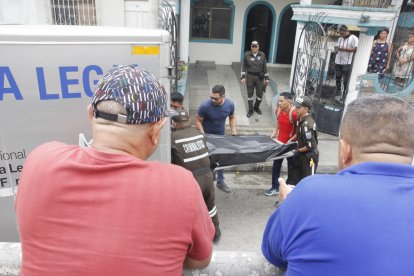Familiares del difunto y policías acudieron a la vivienda en donde se encontraba el ciudadano.