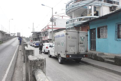 El cadáver fue retirado del interior de la vivienda por agentes policiales, en un vehículo de Medicina Legal.