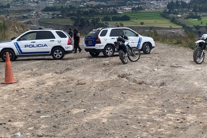 A un costado de la vía fue encontrado el cuerpo sin vida.