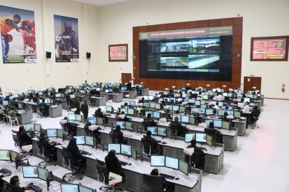 Los operadores del ECU911 no pueden llevar celulares a sus puestos de trabajo, según las normativas de la entidad.