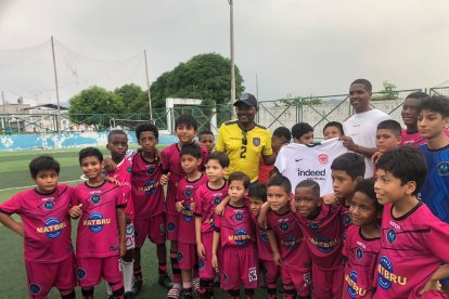 Davis Bautista en el Suburbio de Guayaquil junto a los chicos de la escuela Chocolate Medina.