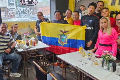 Compatriotas de otros y periodistas que llegaron de Ecuador en la previa del partido.