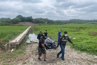 Agentes policiales acudieron al sector para retirar el cuerpo.