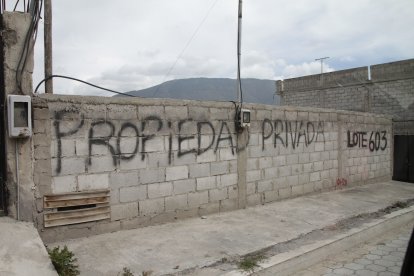En el lote A36, los vecinos tuvieron que escribir en los cerramientos que se trata de una propiedad privada para evitar ser invadidos.