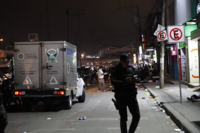 Los cuerpos quedaron tendidos en la acera, a poca distancia uno del otro.