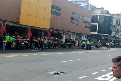 La gente miraba sorprendida el accidente de tránsito.