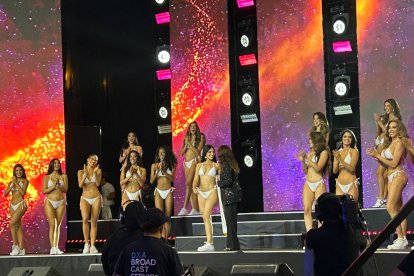 Las candidatas desfilaron en trajes de baño.