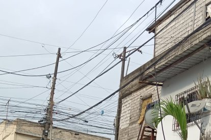 El vehículo en el que iba la víctima quedó trepado en la vereda.