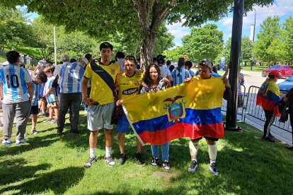 La bandera de Ecuador en la previa del partido en los exteriores del Soldier Field de Chicago.