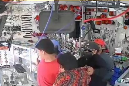 Momento en que los implicados se llevaron al ciudadano del local comercial.
