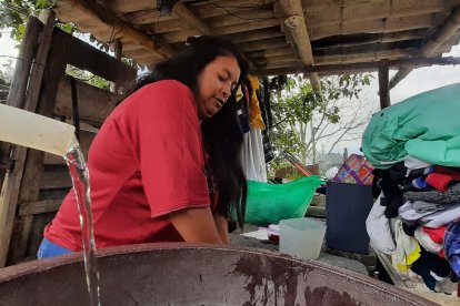 Los barrios que están ubicados en la zona alta de Conocoto son los más afectados. Vecinos deben recoger el agua en baldes.