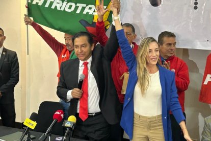Andrea González oficializa su precandidatura junto a Lucio Gutiérrez