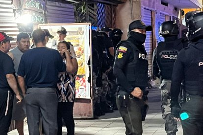 La joven embarazada fue sorprendida en un local de venta de comidas.