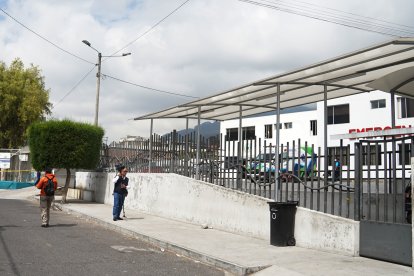 Una guía penitenciaria resultó herida y fue ingresada de urgencia al hospital Pablo Arturo Suárez, en el norte de Quito.