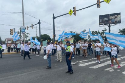 El plantón se realizó en la mañana del sábado 8 de junio.