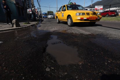 Este orificio es en la avenida Galo Plaza Lasso, en un carril de servicio, en sentido sur-norte, en Quito.