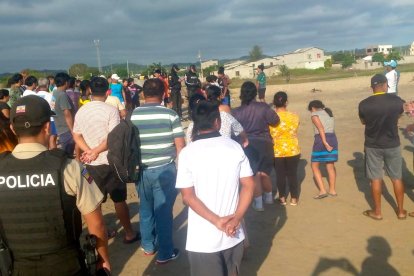 Una joven que caminaba a la orilla del mar tropezó con los restos de una red.