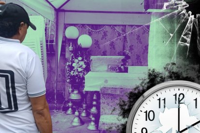 Los restos de la niña fueron velados en el portal de la casa de su abuelo. Él mira con desconsuelo su féretro.