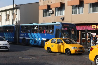 La intersección donde ocurrió el choque entre el bus y el taxi, en las calles 9 de Octubre y Tungurahua.