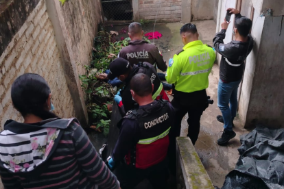 La Policía realizó el levantamiento del cadáver.