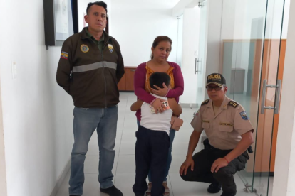 La mujer fue detenida para investigaciones.