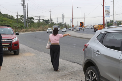 La víctima esperaba el expreso para dirigirse a la universidad.