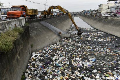 Una excavadora limpió el canal, retirando desperdicios del sitio.