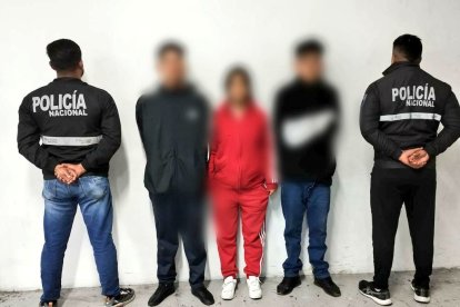 La Policía Nacional del Ecuador informó que los sospechosos se dedicaban al robo de objetos a personas que circulan en transporte público.