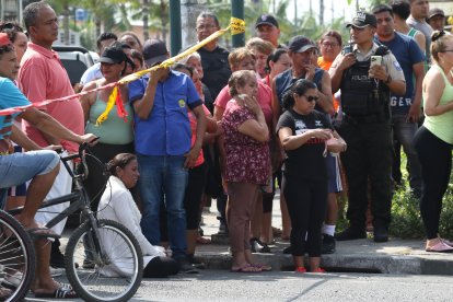 Dolor. Familiares del taxista asesinado acudieron al sitio del crimen.