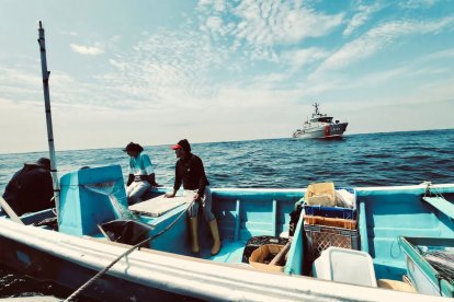 La embarcación fue remolcada hacia su puerto de origen, según informó la Armada en un comunicado.