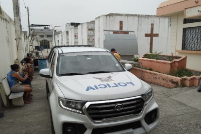 Con hermetismo, los familiares de la víctima retiraron el cuerpo de la morgue.