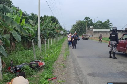 El hombre quedó a un lado de la vía.