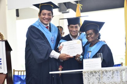 A sus 97 años, Petita recibió este reconocimiento por representar a la cultura afro.