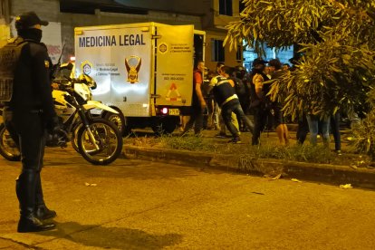 El cuerpo del sujeto quedó tirado en la calle.