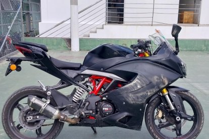 Esta motocicleta fue recuperada por la Policía Nacional del Ecuador luego de una persecución a dos sospechosos. Uno fue detenido.