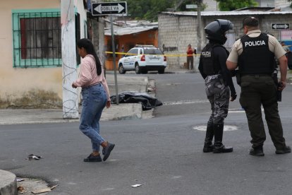 Sobre la acera quedó el cuerpo de la víctima, en el Guasmo.
