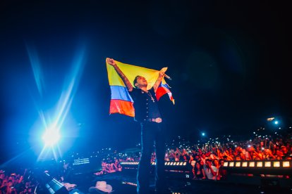 Nodal pidió una bandera de Ecuador para finalizar su presentación en Machala.