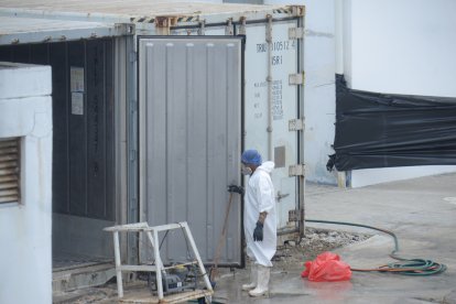 El mal manejo de un contenedor que almacenaba un centenar de cadáveres habría puesto en riesgo a los habitantes de un sector aledaño a la morgue.