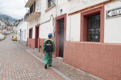 En esta imagen se ve a Juan a punto de ingresar a la vivienda donde estaban los restos.