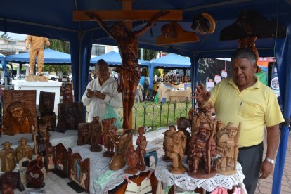 Pablo López es uno de los artesanos de San Antonio que ha representado al país en el exterior.