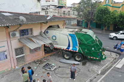 Así quedó el inmueble por el choque del camión.