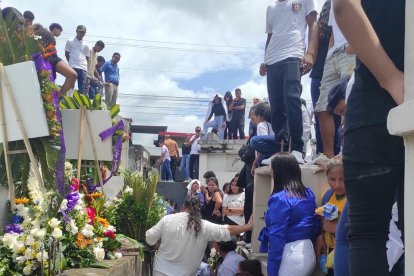 Despidieron en Esmeraldas a la joven que se suicidó.