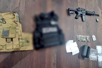 Esta es parte de la evidencia encontrada a los presuntos terroristas en Cuenca, capital de la provincia de Azuay.