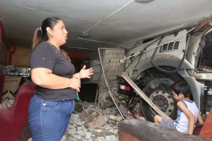 Amanda Méndez mira con tristeza cómo quedó su vivienda.