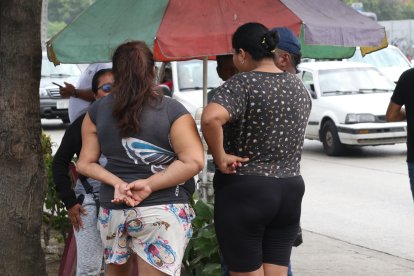 Familiares del joven asesinado llegaron a la morgue para retirar su cuerpo.