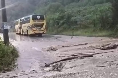 Así quedó la vía por el derrumbe.