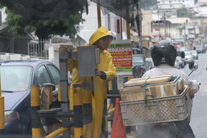 Hubo que usar encapuchados por la llovizna en el Día del Padre.