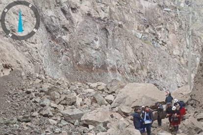 Un deslizamiento de gran magnitud obstaculiza el paso en el kilómetro 80 de la vía Cuenca- Girón- Pasaje.