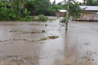 Por el desbordamiento del río Pastaza varias viviendas se inundaron.